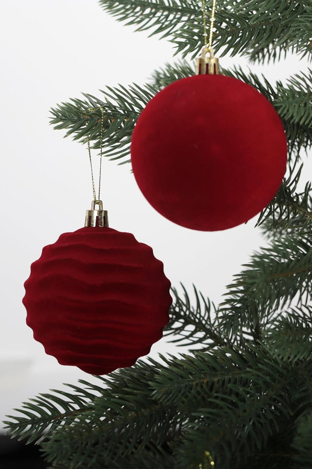 Kit com 32 Bolas de Natal Vermelhas Aveludadas