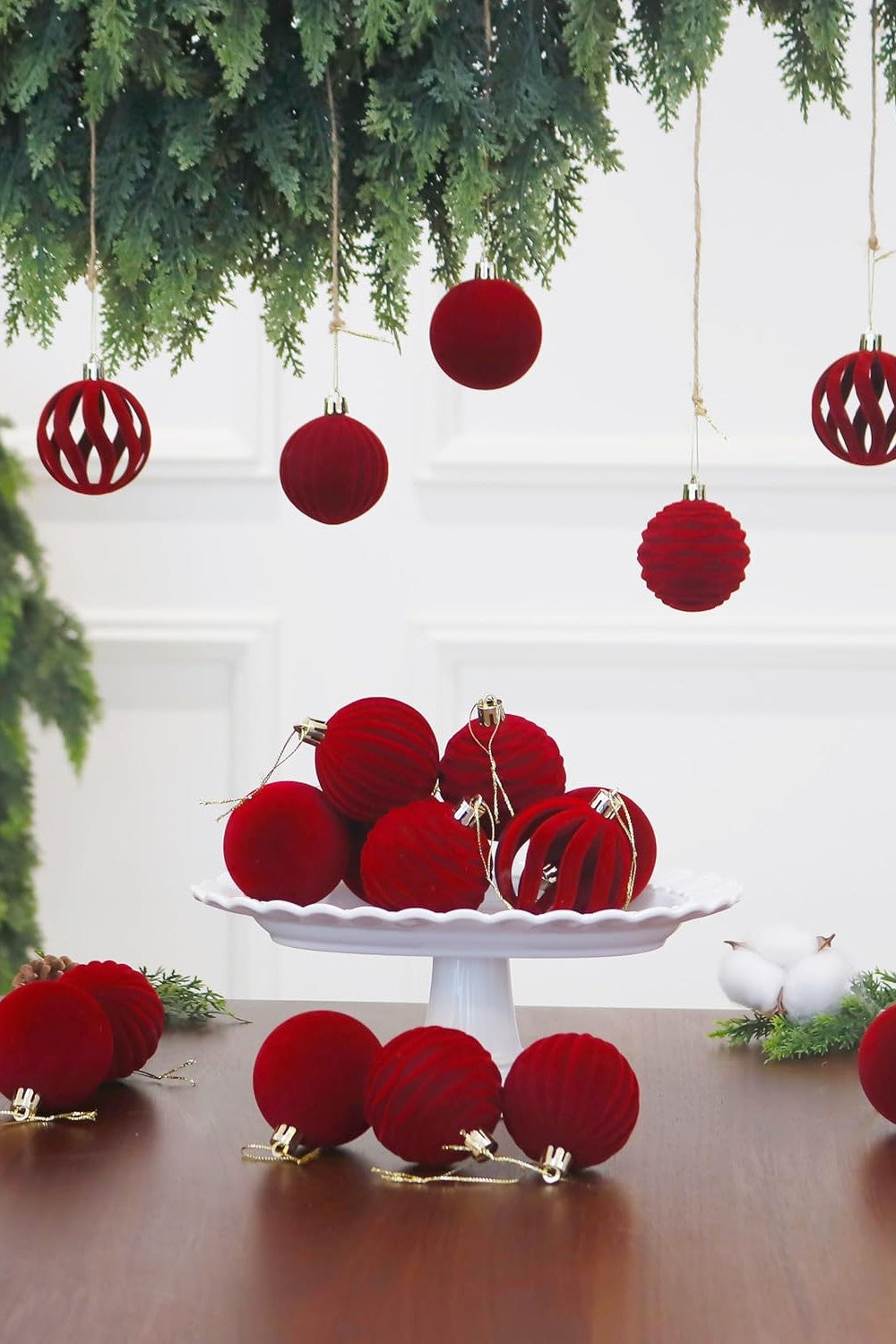 Kit com 32 Bolas de Natal Vermelhas Aveludadas