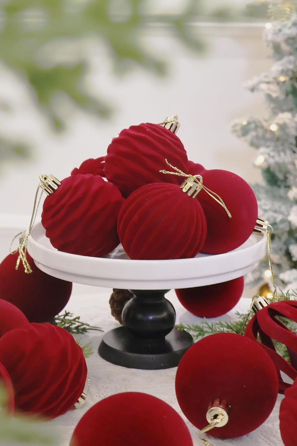 Kit com 32 Bolas de Natal Vermelhas Aveludadas