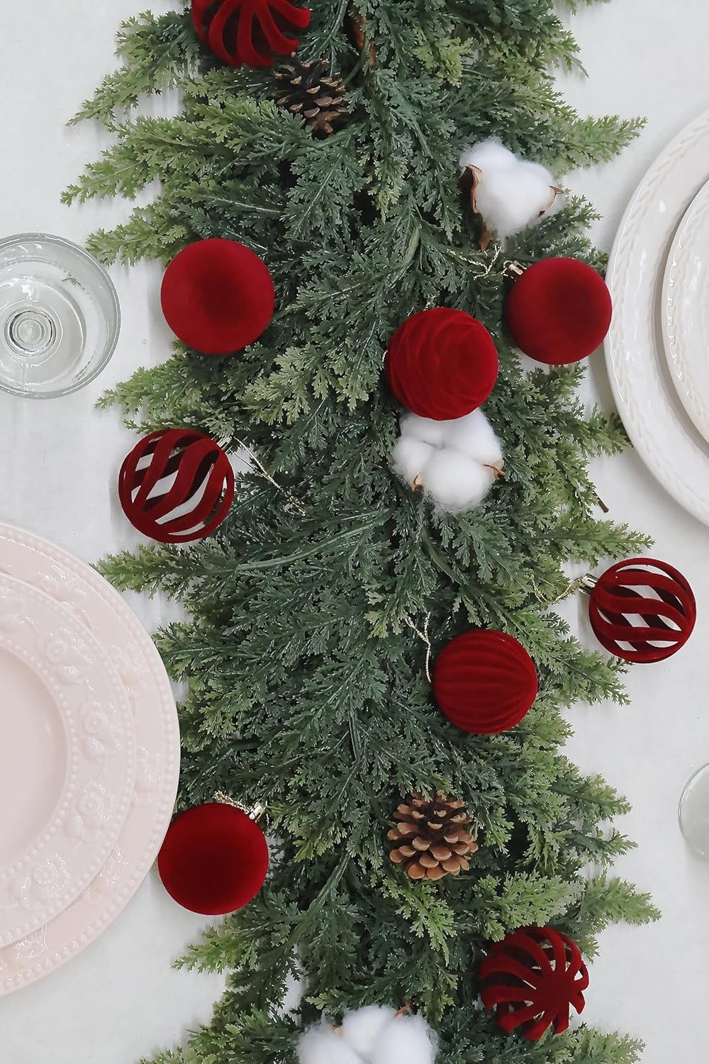Kit com 32 Bolas de Natal Vermelhas Aveludadas